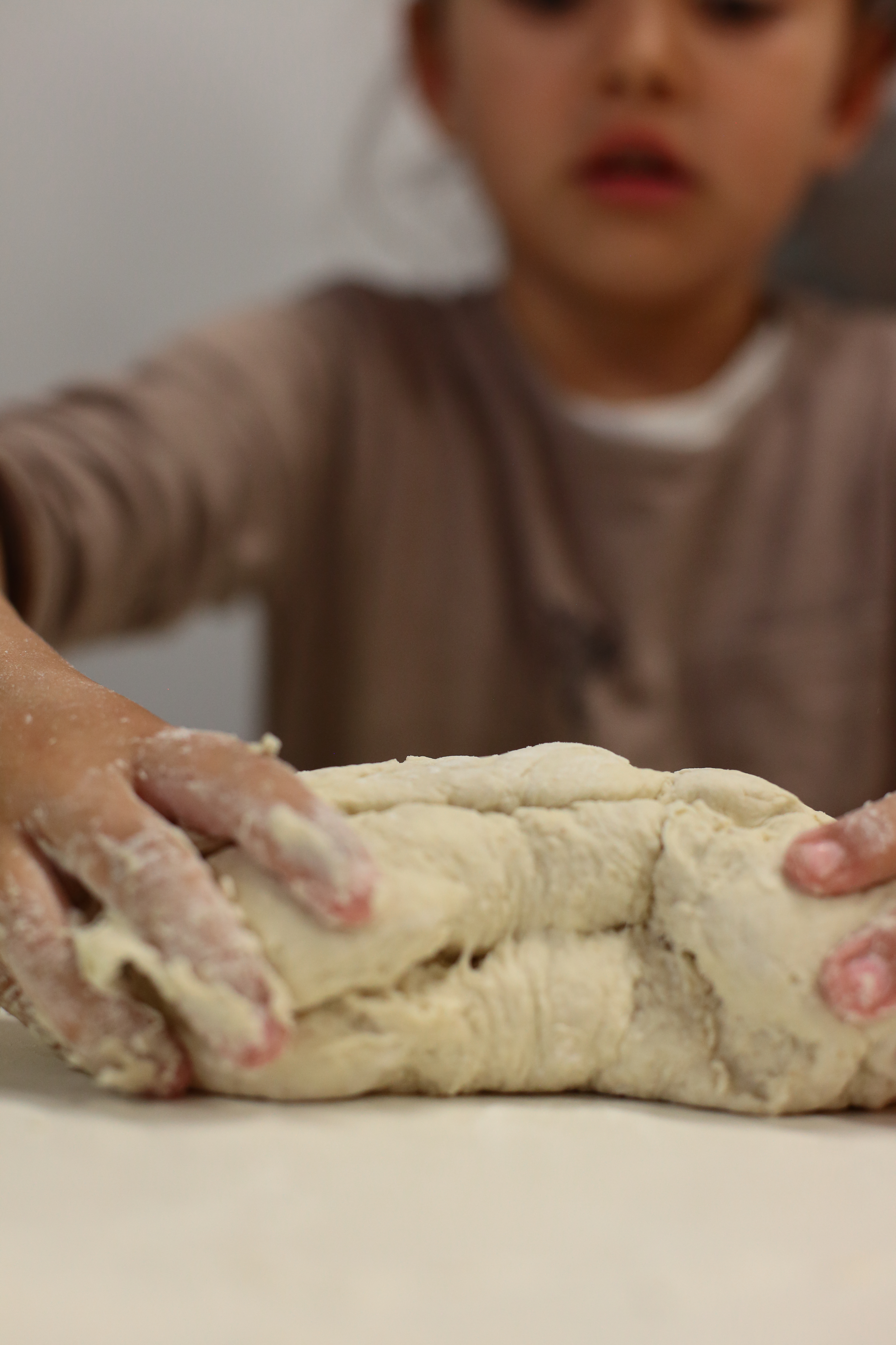 Alumne fent el taller de pa